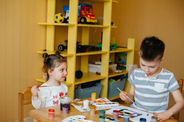 Niño Una Niña Juegan Juntos Pintan Recreación Entretenimiento Quédate Casa — Foto de Stock