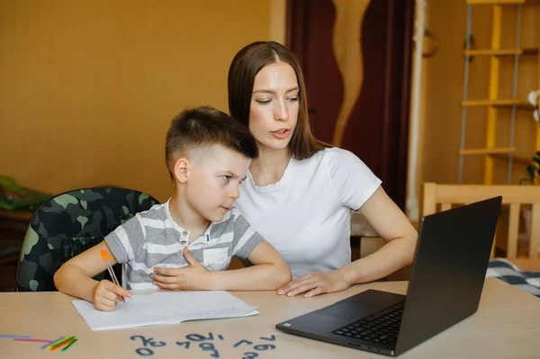 Una Madre Suo Figlio Sono Impegnati Nell Apprendimento Distanza Casa — Foto Stock