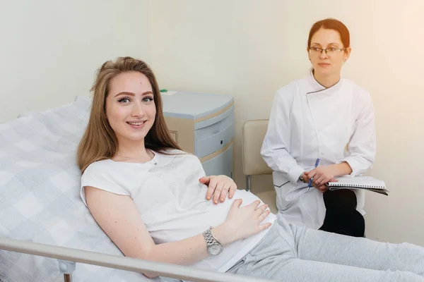 Lékař Radí Slouží Mladé Těhotné Dívce Lékařské Klinice Lékařské Vyšetření — Stock fotografie