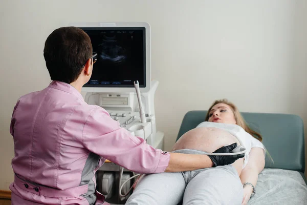 Una Chica Embarazada Recibe Una Ecografía Abdomen Clínica Examen Médico — Foto de Stock