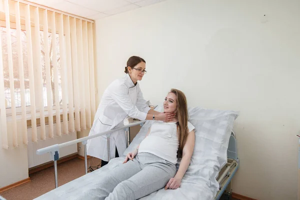 Lékař Radí Slouží Mladé Těhotné Dívce Lékařské Klinice Lékařské Vyšetření — Stock fotografie