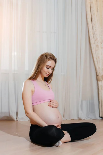 Una Chica Embarazada Hace Yoga Casa Sanidad — Foto de Stock