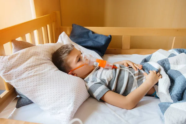 Niño Pequeño Administra Una Inhalación Durante Una Enfermedad Pulmonar Medicina — Foto de Stock