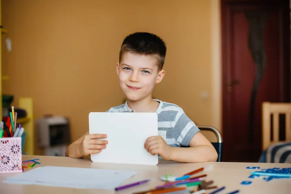 少年は家で宿題をする 学校での訓練 — ストック写真