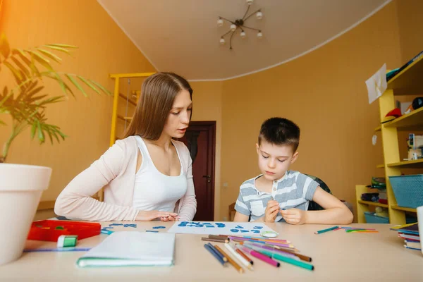 Ung Mamma Gör Läxor Med Sin Son Hemma Föräldrar Och — Stockfoto