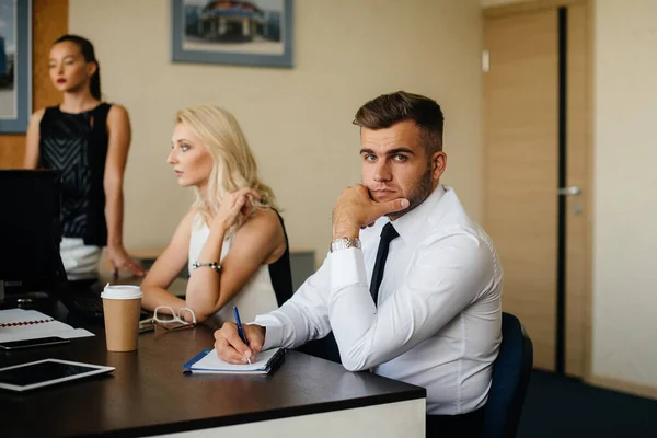 Empleado Sienta Durante Una Reunión Equipo Negocios Finanzas — Foto de Stock