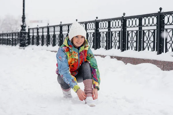 Young Athletic Girl Ties Her Shoes Frosty Snowy Day Fitness — Stock Photo, Image
