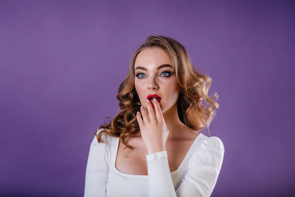 Young Beautiful Girl Shows Emotions Smiles Studio Purple Background Girls — Stock Photo, Image