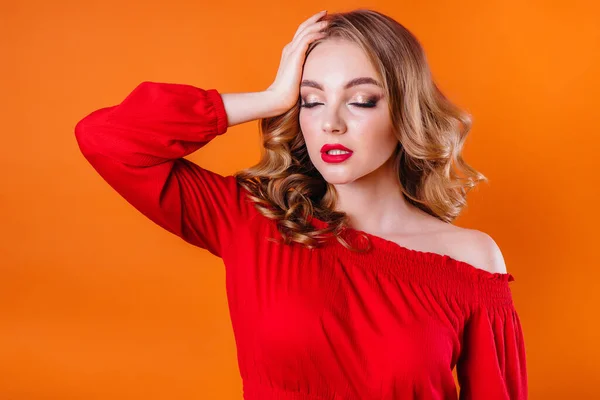 Une Jeune Belle Fille Montre Des Émotions Des Sourires Dans — Photo