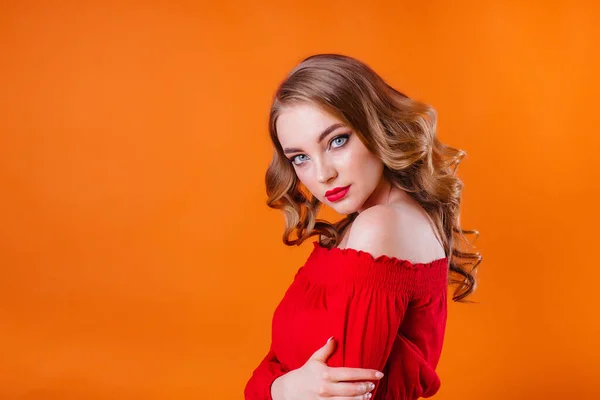 Una Joven Hermosa Muestra Emociones Sonrisas Estudio Sobre Fondo Naranja — Foto de Stock