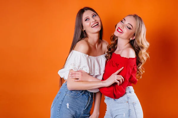 Due Ragazze Giovani Belle Mostrano Emozioni Sorrisi Nello Studio Uno — Foto Stock