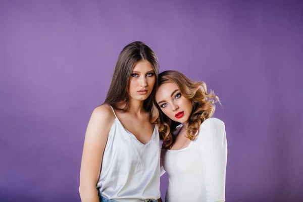 Két Fiatal Gyönyörű Lány Érzelmeket Mosolyt Mutat Stúdióban Lila Háttérrel — Stock Fotó