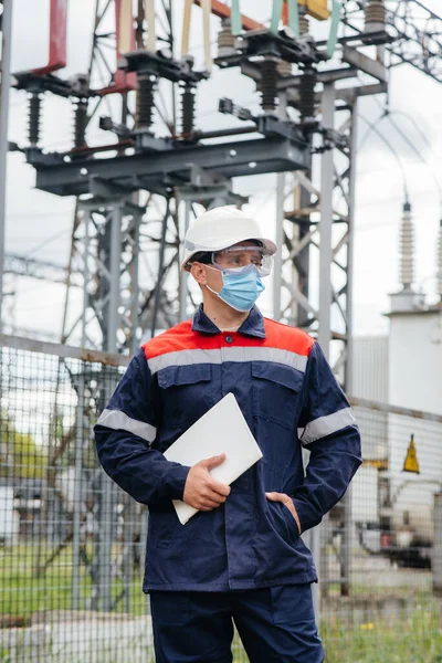 Engenheiro Subestação Elétrica Inspeciona Equipamentos Modernos Alta Tensão Uma Máscara — Fotografia de Stock