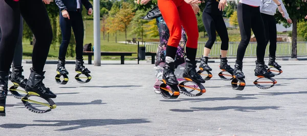 Società Ragazze Giovani Attraenti Impegnata Aerobica All Aria Aperta Uno — Foto Stock