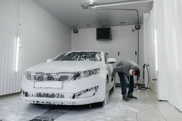 Lavado Moderno Con Espuma Agua Alta Presión Coche Blanco Lavado — Foto de Stock