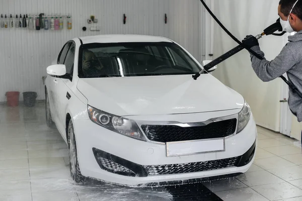 Lavaggio Moderno Con Schiuma Acqua Alta Pressione Auto Bianca Autolavaggio — Foto Stock