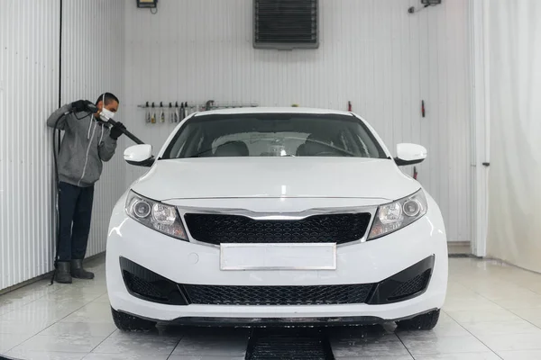 Lavado Moderno Con Espuma Agua Alta Presión Coche Blanco Lavado — Foto de Stock