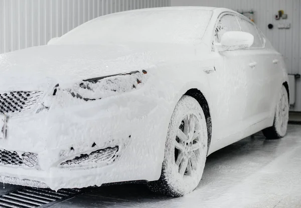 Moderno Lavado Ruedas Coche Con Espuma Alta Presión Agua Lavado — Foto de Stock