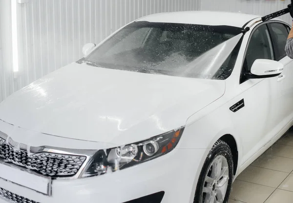 Modernes Waschen Mit Schaum Und Hochdruckwasser Eines Weißen Autos Autowäsche — Stockfoto