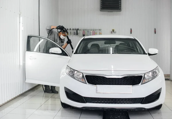 现代清洗与泡沫和高压水的一辆白色汽车 — 图库照片