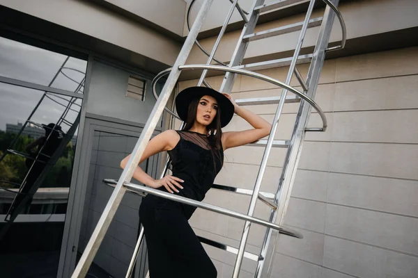 Stylish Young Girl Posing Hat Fire Escape Business Center Fashion — Stock Photo, Image