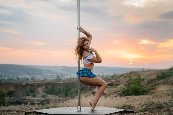 Une Jeune Fille Sexy Effectue Des Exercices Incroyables Sur Poteau — Photo