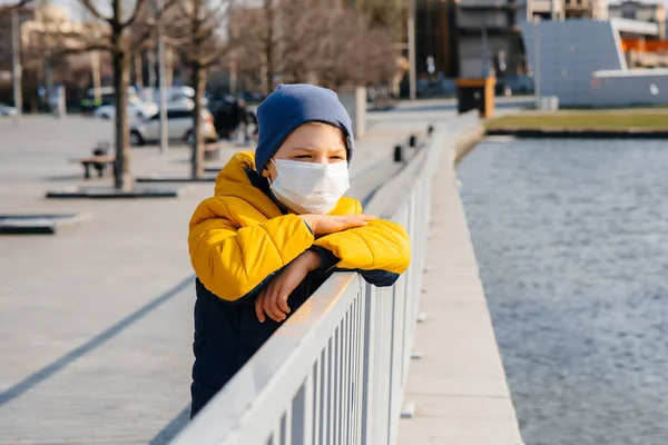フリースペースの隔離中 少年はマスクの灰色の背景に立っています マスク中の隔離 — ストック写真