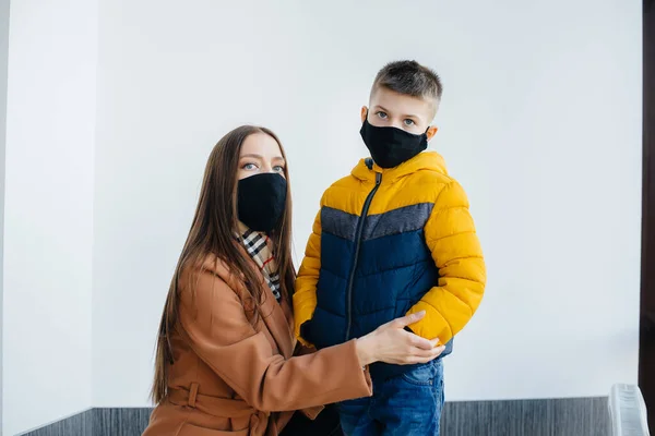 Uma Mãe Com Seu Filho Fica Uma Máscara Durante Quarentena — Fotografia de Stock
