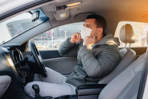 청년이 세계적 유행병과 코로나 바이러스가 유행하는 운전을 하면서 안전을 마스크를 — 스톡 사진