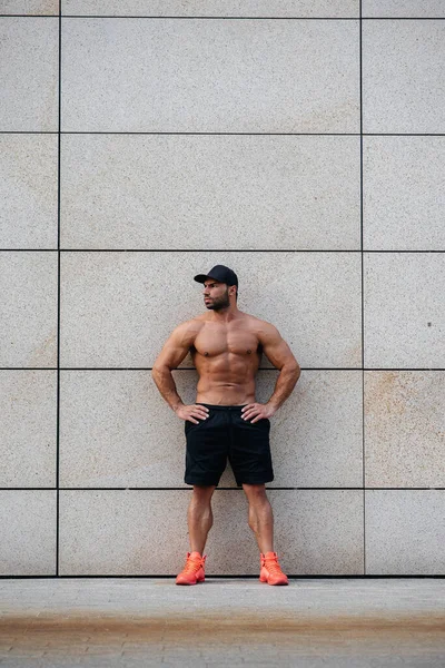 Sexy Sportlerin Steht Oben Ohne Der Wand Fitness Bodybuilding — Stockfoto
