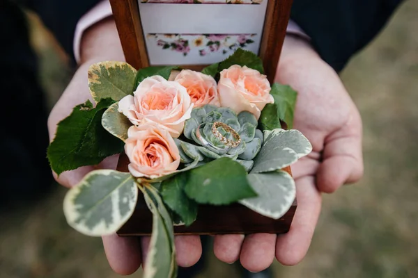 Jegygyűrűk Egy Gyönyörű Dobozban Menyasszony Összejövetele Alatt Kiegészítők — Stock Fotó