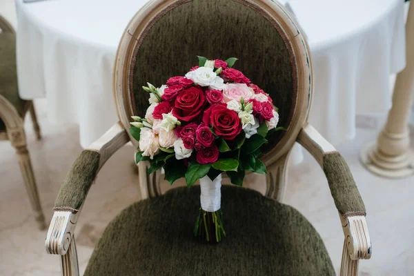 Bellissimo Bouquet Sposa Elegante Primo Piano Sulla Sedia Matrimonio Floristics — Foto Stock