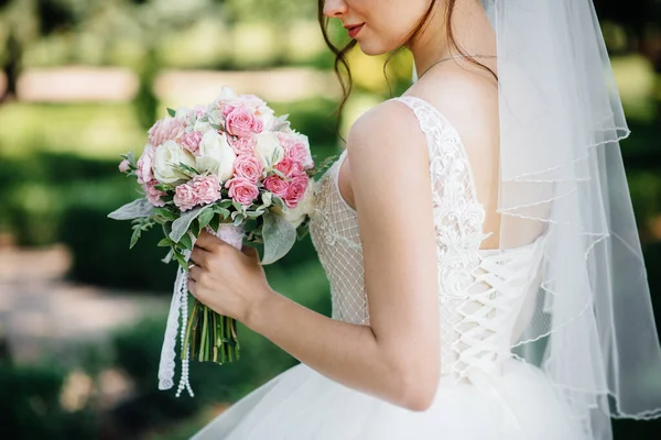 Bellissimo Sofisticato Bouquet Sposa Primo Piano Tiene Sposa Nelle Sue — Foto Stock