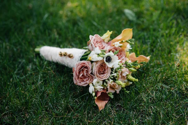 Beautiful Wedding Bouquet Green Grass Summer Day — Stock Photo, Image