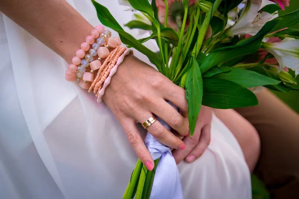 Vacker Och Sofistikerad Bröllopsbukett Närbild Håller Bruden Händerna Bredvid Brudgummen — Stockfoto