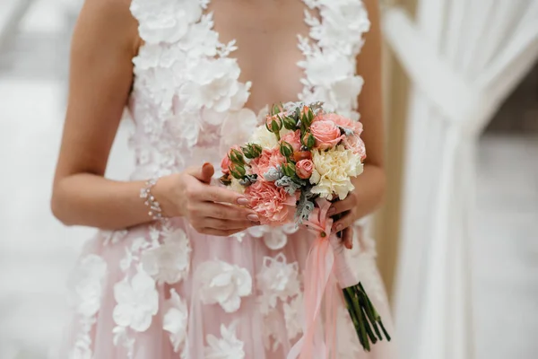 美しく洗練された結婚式の花束のクローズアップは 彼女の手に花嫁を保持します ウェディング花束 — ストック写真