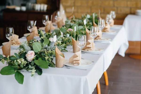 Mesas Bellamente Decoradas Ordenadas Durante Las Vacaciones Close —  Fotos de Stock