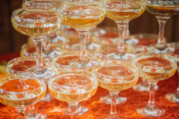 Bicchieri Festivi Sul Tavolo Festivo Durante Banchetto Bevanda Alcolica — Foto Stock