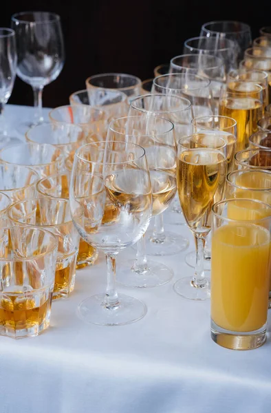 Feestelijke Glazen Feesttafel Tijdens Het Banket Alcoholhoudende Drank — Stockfoto