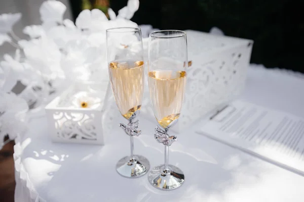 Şampanyayla Süslenmiş Güzel Tatil Bardakları Tatil Gözlükleri — Stok fotoğraf