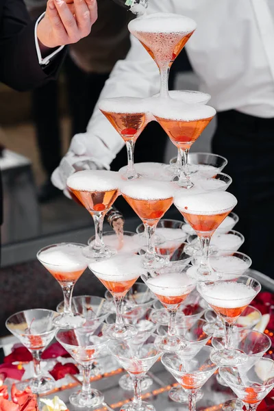 Feestelijke Glazen Feesttafel Tijdens Het Banket Alcoholhoudende Drank — Stockfoto