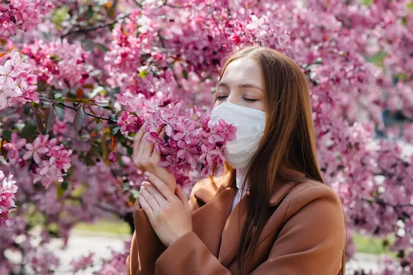 Uma Jovem Tira Máscara Respira Profundamente Após Fim Pandemia Dia — Fotografia de Stock
