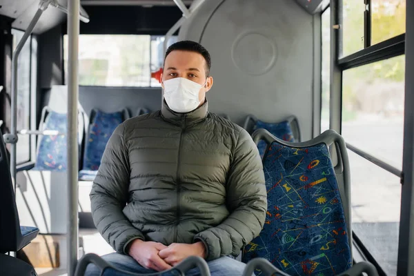 Jovem Mascarado Usa Transporte Público Sozinho Durante Uma Pandemia Protecção — Fotografia de Stock