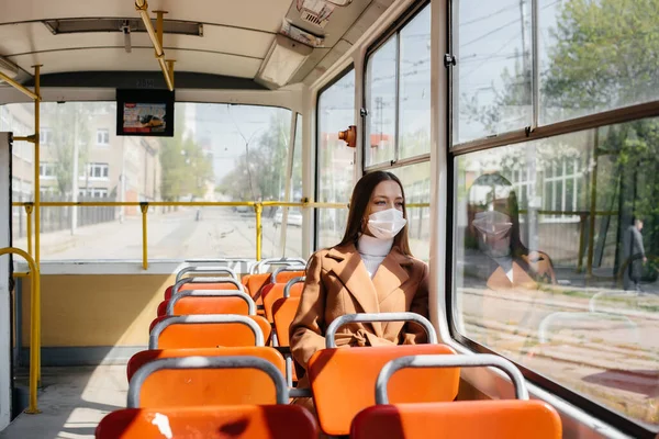 Uma Jovem Mascarada Usa Transporte Público Sozinha Durante Uma Pandemia — Fotografia de Stock