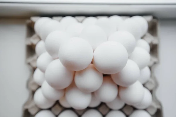Поднос Белыми Свежими Яйцами Крупным Планом Отложенным Пирамидой Картонной Упаковке — стоковое фото
