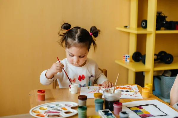 Uma Menina Bonita Está Brincando Pintando Seu Quarto Recreação Entretenimento — Fotografia de Stock