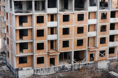 Metropolün merkezinde vinçleri olan modern bir gökdelen inşa ediliyor. İnşaat