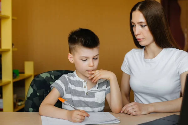 Una Madre Suo Figlio Sono Impegnati Nell Apprendimento Distanza Casa — Foto Stock