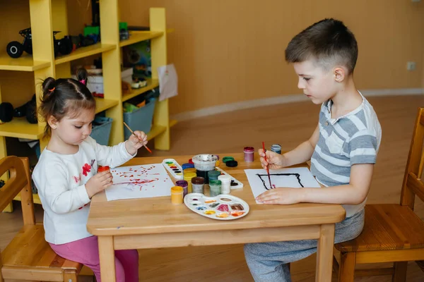 一个男孩和一个女孩一起玩 一起画画 娱乐和娱乐 呆在家里 — 图库照片