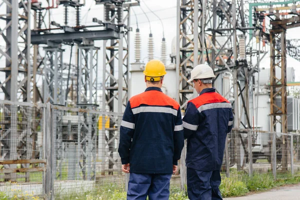 Dois Engenheiros Especializados Subestações Elétricas Inspecionam Equipamentos Modernos Alta Tensão — Fotografia de Stock